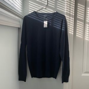 Men’s size medium sweater, never been worn!